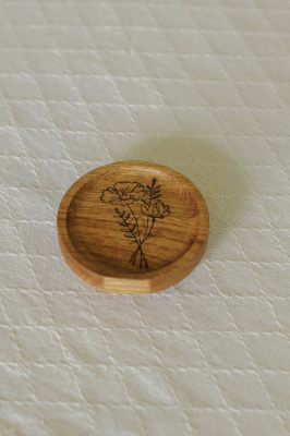 Подставка под кружку из дуба с гравировкой, Ø8 см от мастерской DIVIRO